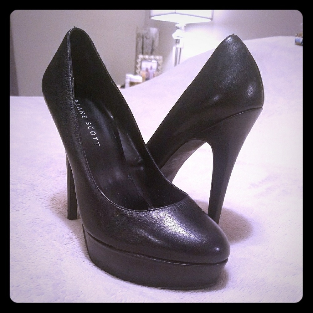 Black pumps